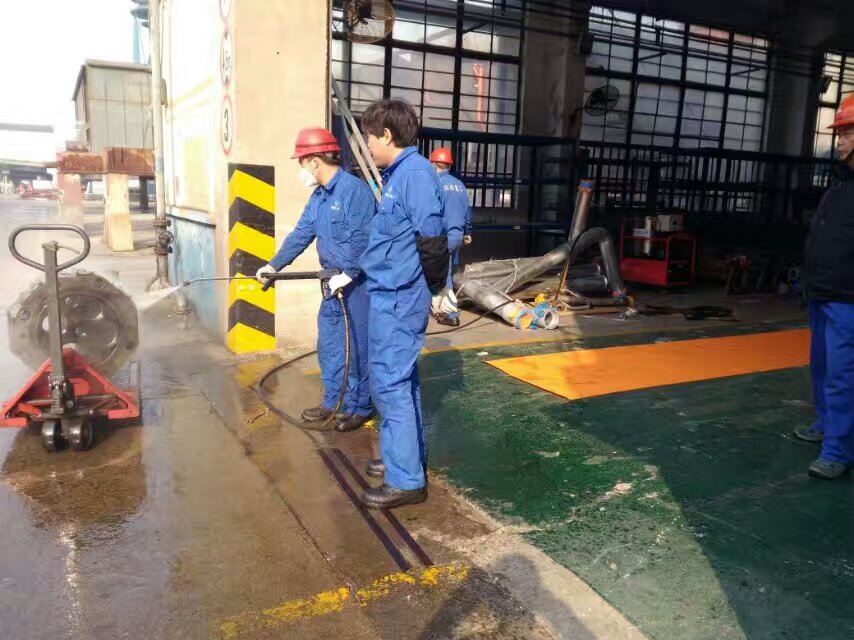 CUMOND high pressure cleaning equipment and steam cleaning machine in action for eco-friendly cleaning.