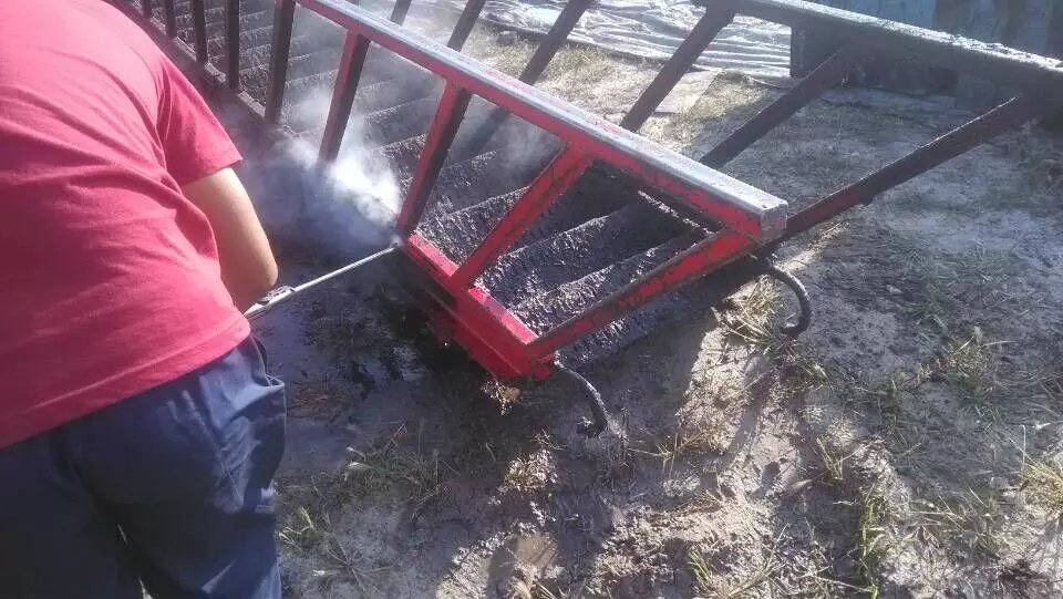 CUMOND high pressure cleaning equipment and steam cleaning machine in action for eco-friendly cleaning.