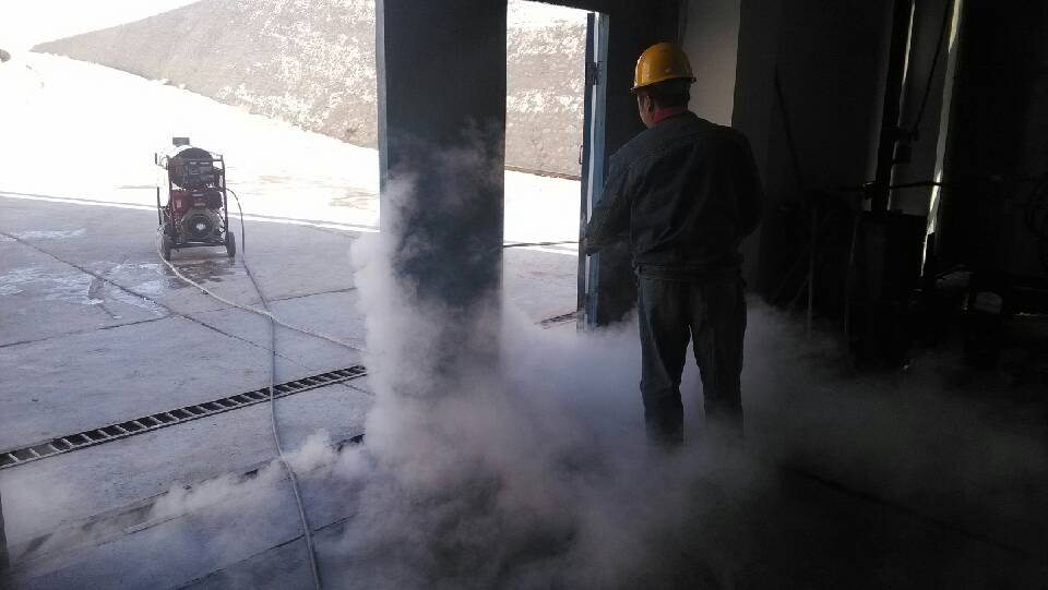 CUMOND high pressure cleaning equipment and steam cleaning machine in action for eco-friendly cleaning.