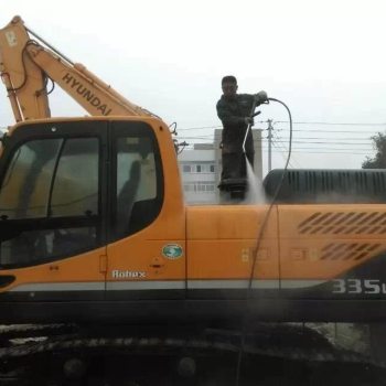 How to Effectively and Efficiently Clean Construction Equipment